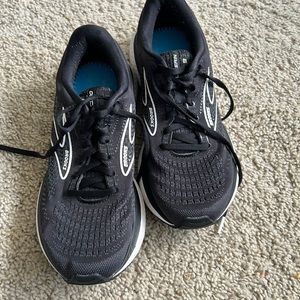 Brooks tennis shoes